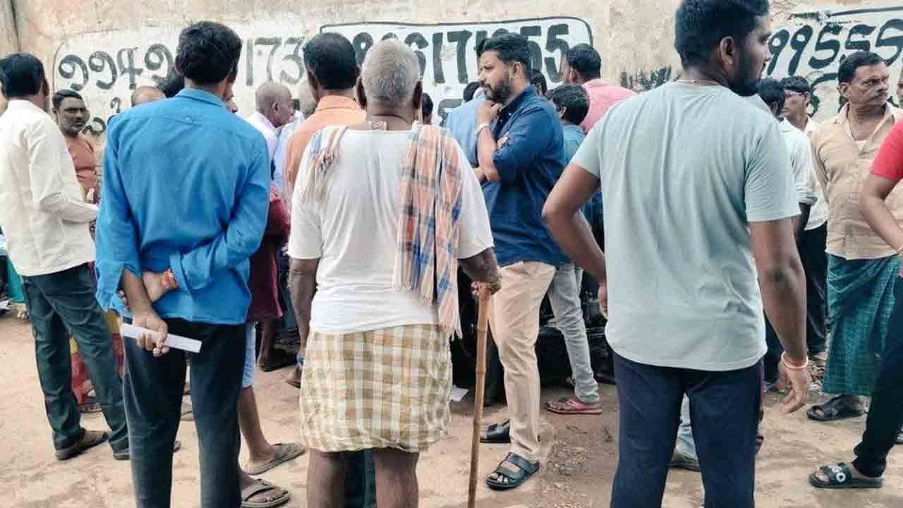 Urea | పండుగ పూట రైతులకు యూరియా కష్టాలు తెచ్చిన కాంగ్రెస్ : వాళ్ల హరీష్ రెడ్డి