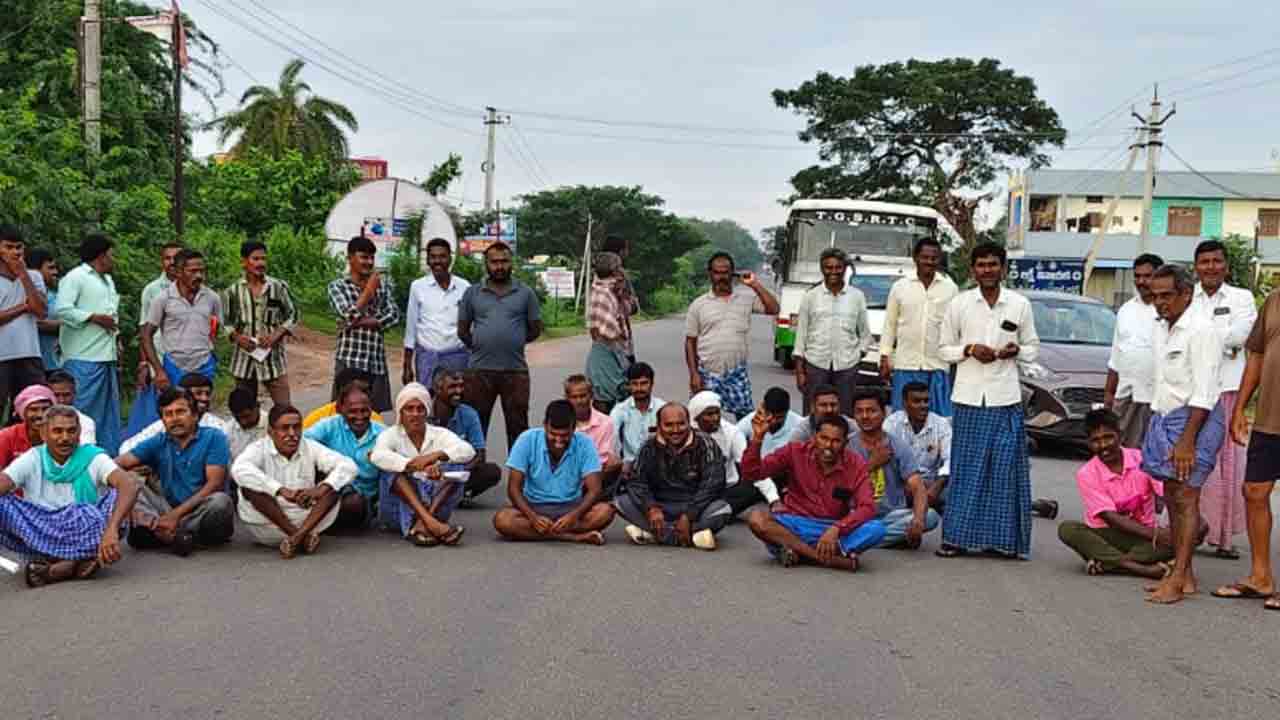 Regonda | పండుగ పూట యూరియా కోసం రోడ్డెక్కిన రైతులు