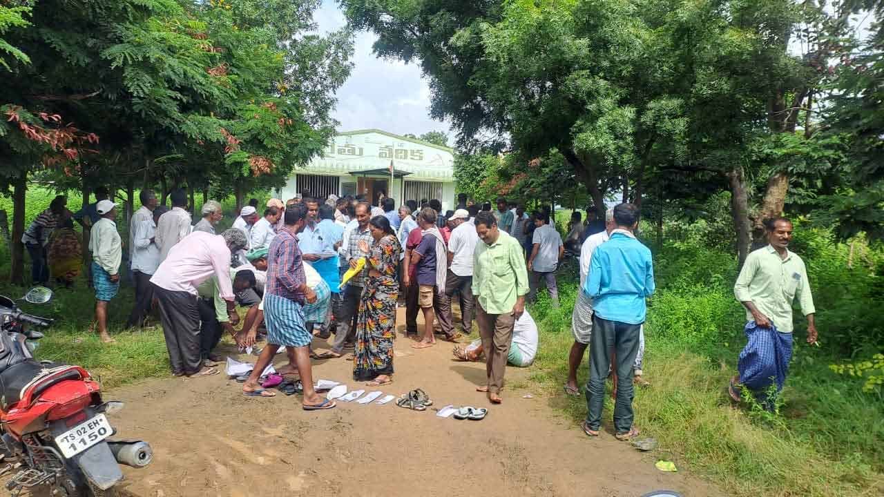 సిరిసిల్లలో యూరియా గోస..! ఒక్క బ‌స్తా కోసం ఉద‌యాన్నే బారులు..!!