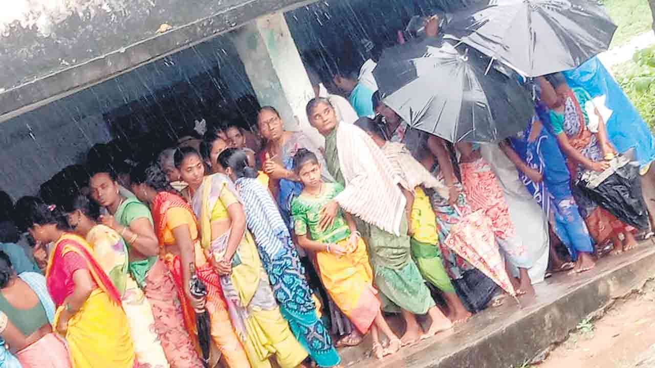 యూరియా కోసం బారులు