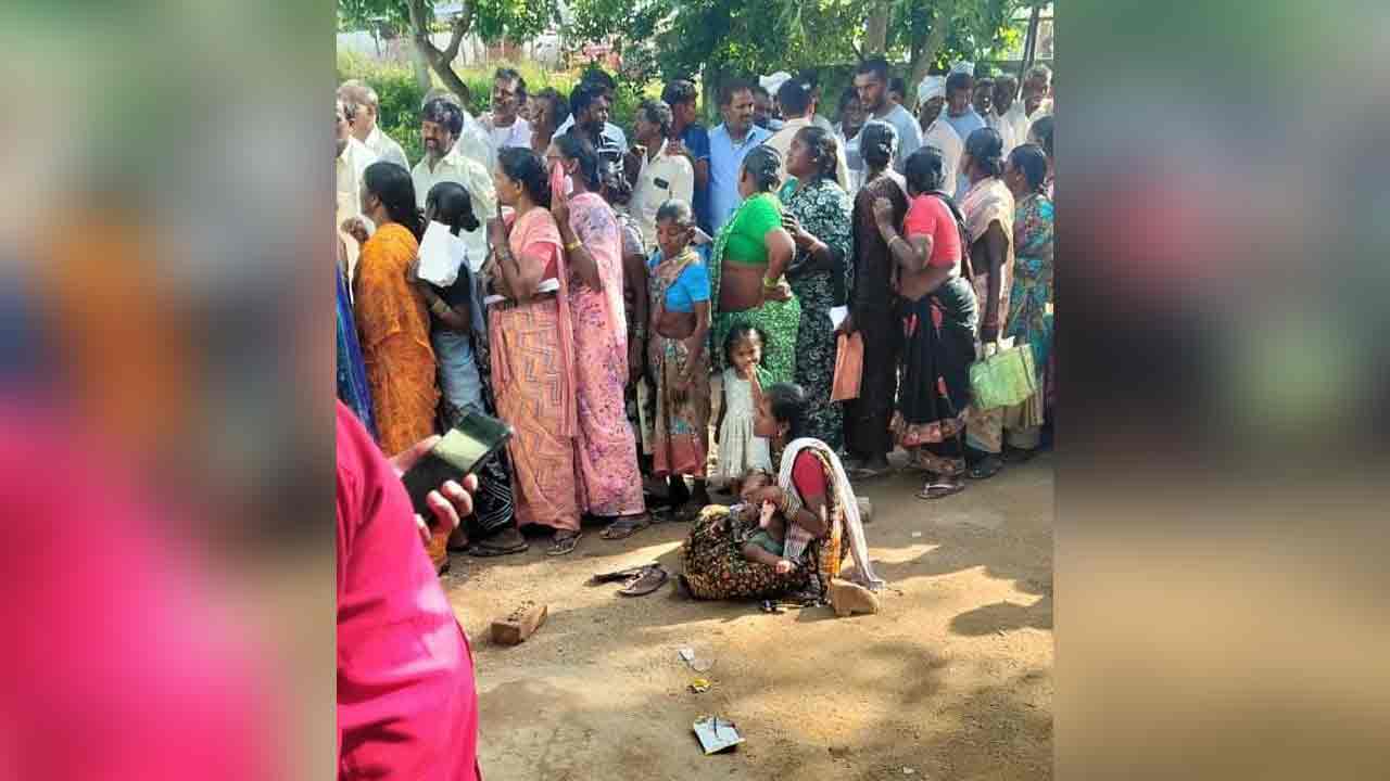 Sabitha Indra Reddy | మ‌హిళా రైతుల యూరియా తిప్ప‌లు.. ఇదిగో జ‌ర చూడండి సీఎం గారు..