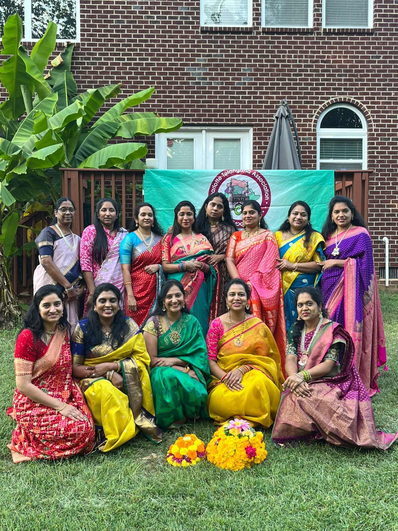 Bathukamma | అమెరికాలోని ఛార్లెట్‌ నగరంలో తెలంగాణ సంస్కృతి సంప్రదాయాలు ఉట్టిపడేలా బతుకమ్మ, దసరా పండుగలను నిర్వహించారు. చార్లెట్ తెలంగాణ అసోసియేషన్ అధ్యక్షుడు సునీల్ కొండ్రెడ్డి ఆధ్వర్యంలో బతుకమ్మ పండుగను అంగరంగ వైభవంగా జరుపుకున్నారు. ఈ సందర్భంగా అమెరికాలో స్థిరపడిన తెలంగాణ ఆడపడుచులు బతుకమ్మ ఆటపాటలతో సందడి చేశారు. 