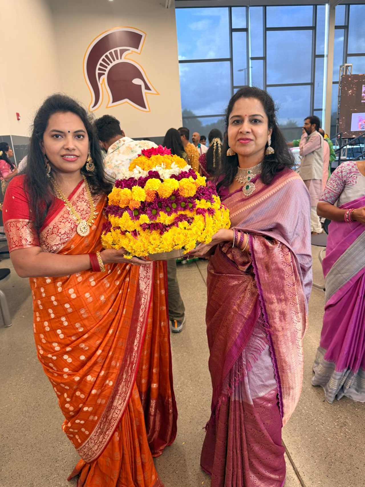 Bathukamma | అమెరికాలోని ఛార్లెట్‌ నగరంలో తెలంగాణ సంస్కృతి సంప్రదాయాలు ఉట్టిపడేలా బతుకమ్మ, దసరా పండుగలను నిర్వహించారు. చార్లెట్ తెలంగాణ అసోసియేషన్ అధ్యక్షుడు సునీల్ కొండ్రెడ్డి ఆధ్వర్యంలో బతుకమ్మ పండుగను అంగరంగ వైభవంగా జరుపుకున్నారు. ఈ సందర్భంగా అమెరికాలో స్థిరపడిన తెలంగాణ ఆడపడుచులు బతుకమ్మ ఆటపాటలతో సందడి చేశారు. 