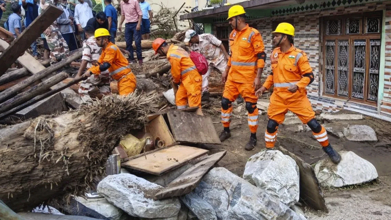 Uttarakhand Landslides: చేతుల్లో క‌వ‌ల పిల్ల‌లతో.. శిథిలాల కింద త‌ల్లి.. ఉత్త‌రాఖండ్ కొండ‌చ‌రియ‌ల్లో తీవ్ర విషాదం