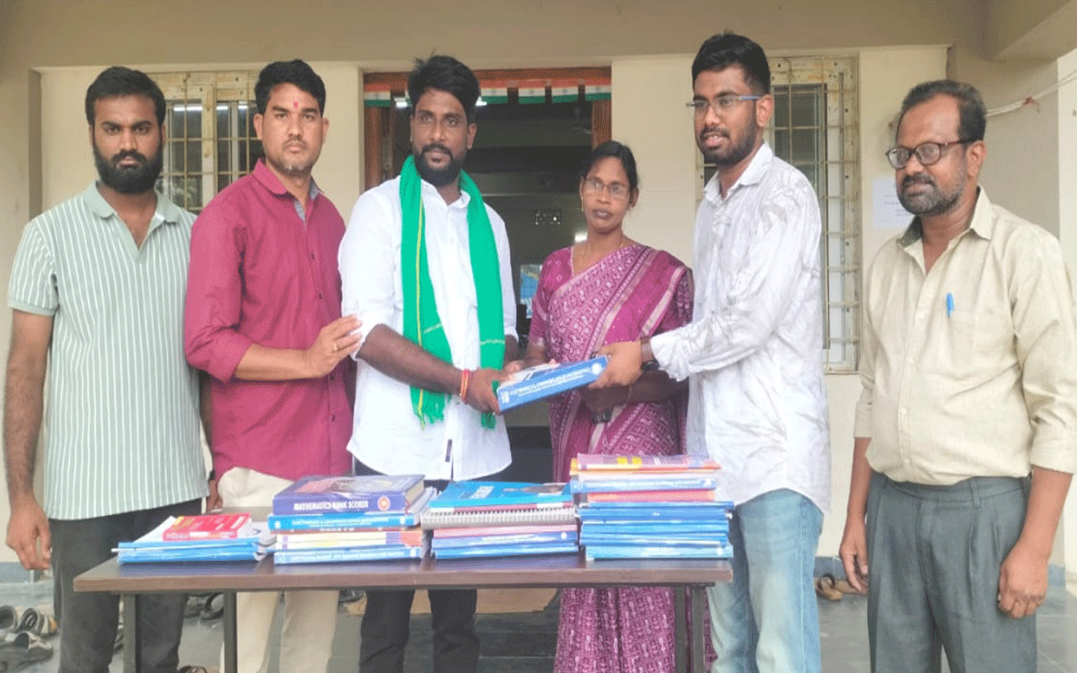 Yellandu : గ్రంథాలయానికి పుస్త‌కాల బ‌హూక‌ర‌ణ‌ అభినందనీయం : పసుపులేటి వీరబాబు