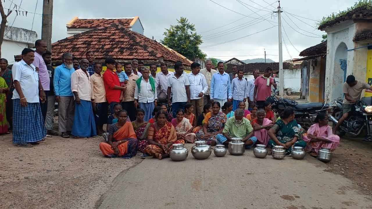 15 రోజులుగా రాని నల్లా నీళ్లు.. ఖాళీ బిందెలతో మహిళల ఆందోళన..