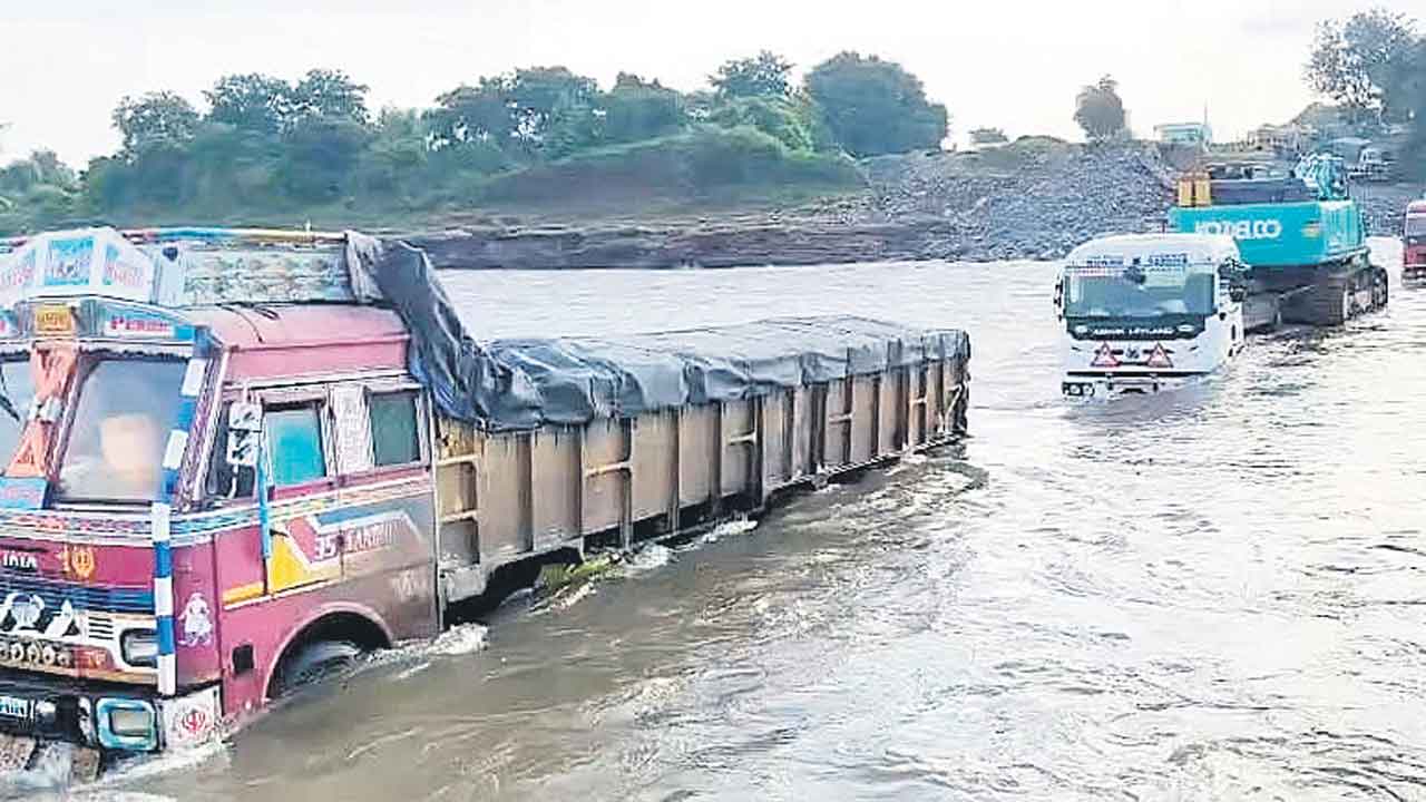 వరదలో చిక్కుకున్న వాహనాలు