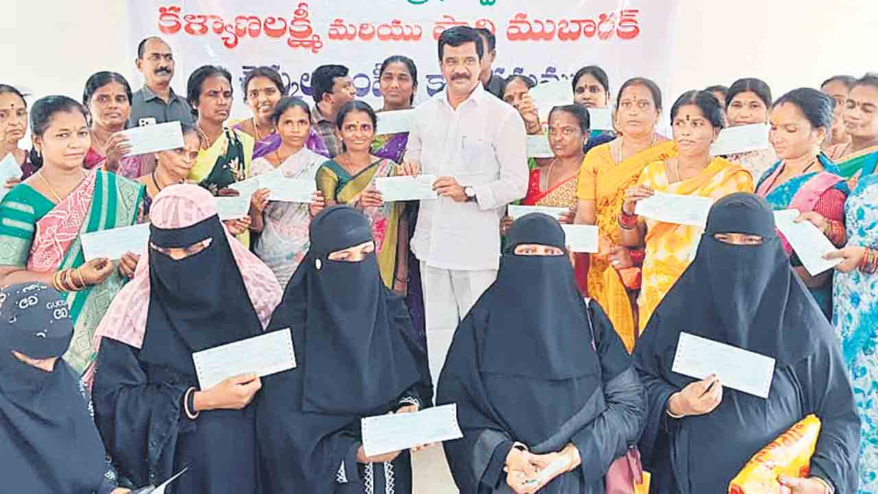 తులం బంగారం ఇంకెప్పుడిస్తారు?