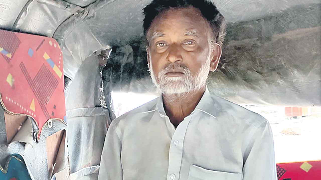 తండ్రిని రోడ్డుపై వదిలేసిన వైద్యుడు