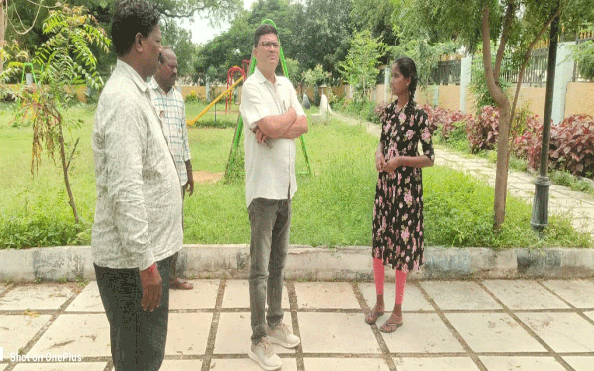 Choutuppal : మొక్కలను విరివిగా నాటాలి : మున్సిపల్ కమిషనర్ వెంకటరామిరెడ్డి