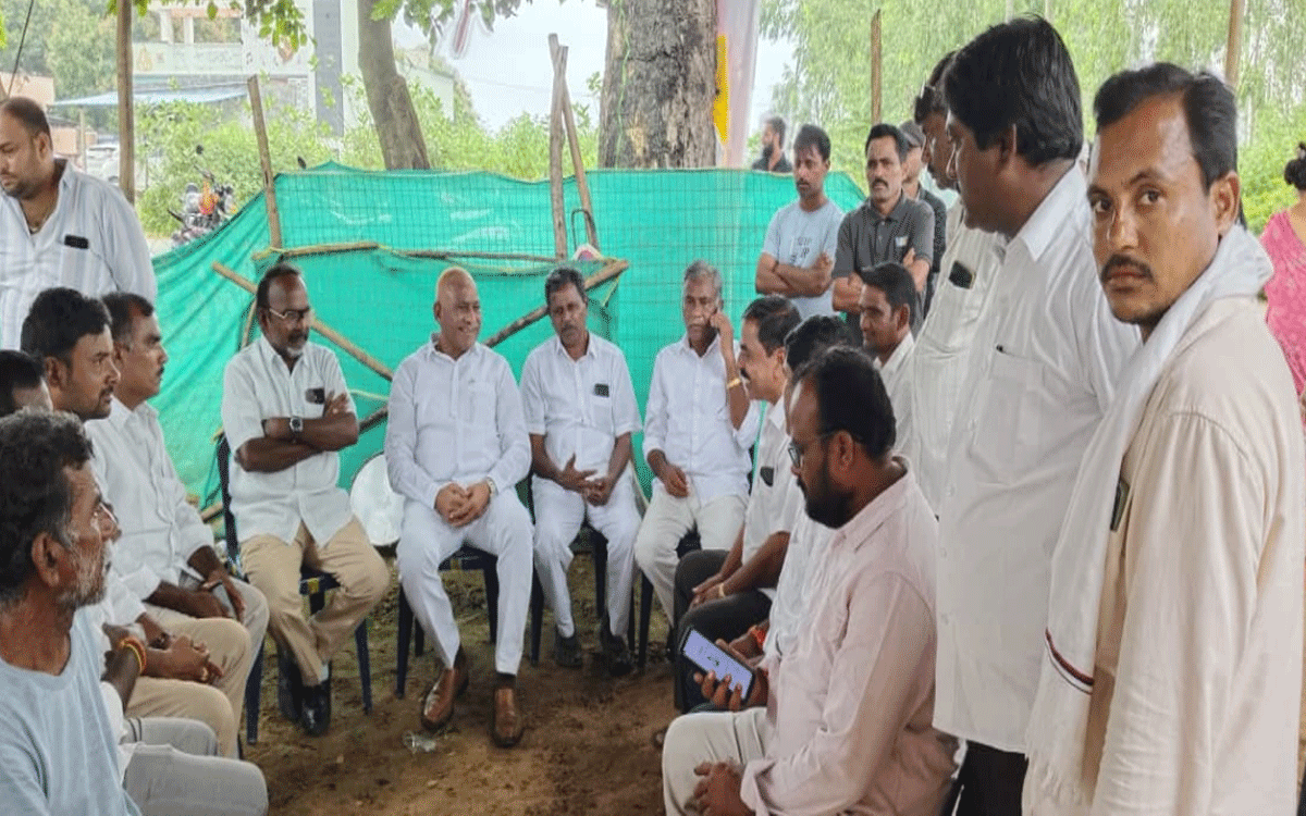 Karepally : గుగులోత్ వెంకట్రావుకు తాజా, మాజీ ఎమ్మెల్యేల నివాళి