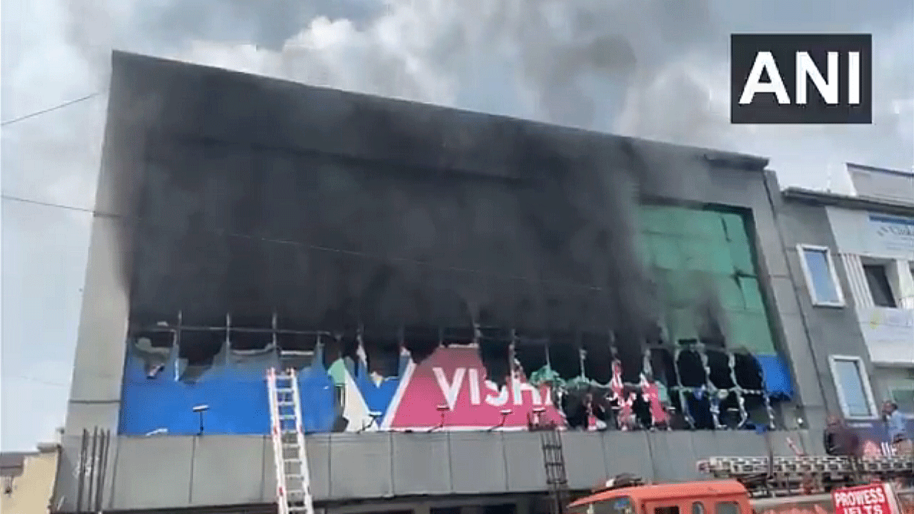 Vishal Mega Mart : విశాల్ మెగా మార్ట్లో అగ్నిప్రమాదం..  మంటల్ని ఆర్పుతున్న అగ్నిమాపక సిబ్బంది