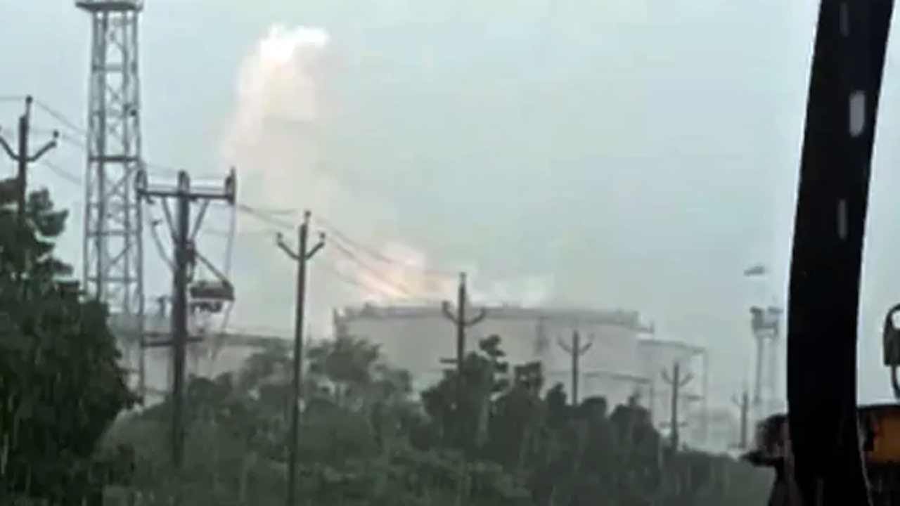 AP New | వైజాగ్‌ పెట్రోలియం కంపెనీపై పిడుగుపాటు.. భారీగా ఎగిసిపడిన మంటలు