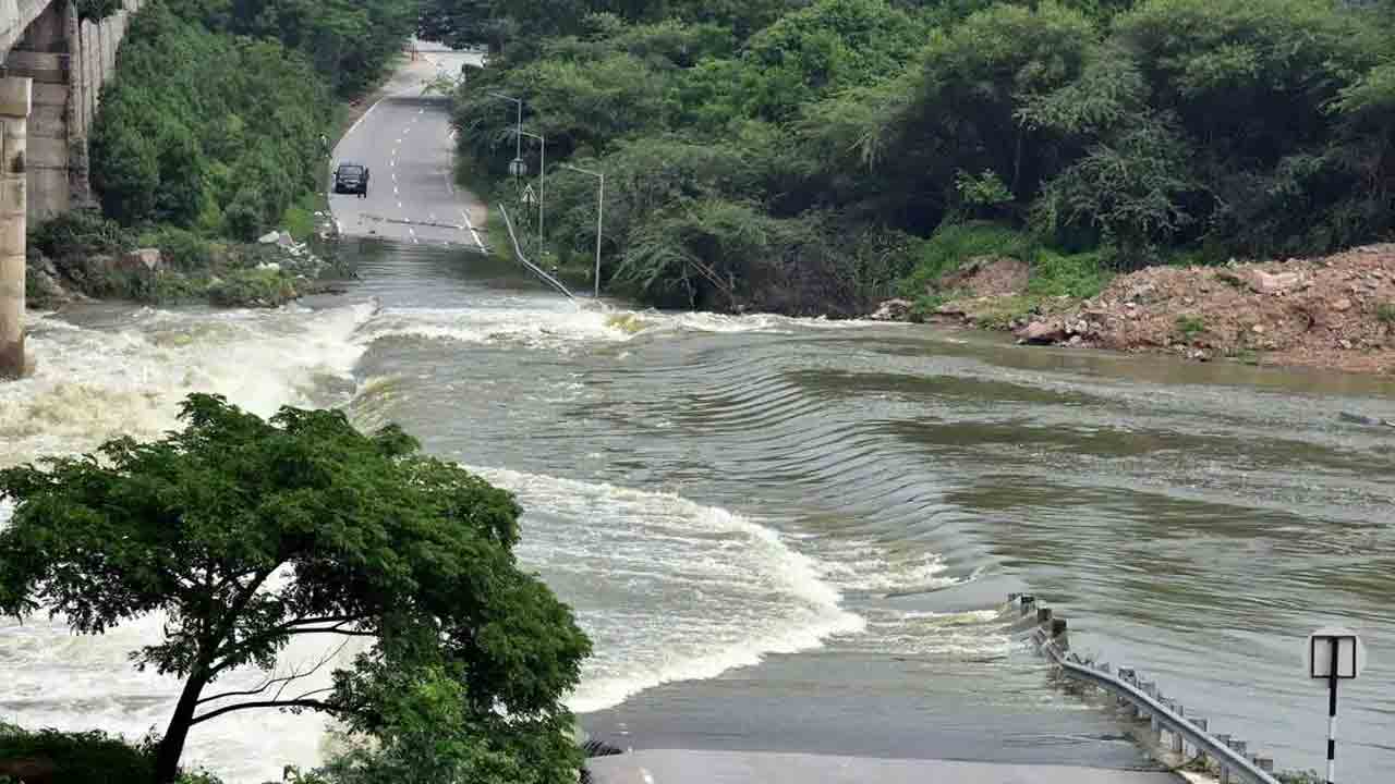 Vikarabad | వికారాబాద్‌లో జిల్లాలో భారీ వర్షం.. ఈసా, మూసీ నదుల్లోకి చేరుతున్న వరద