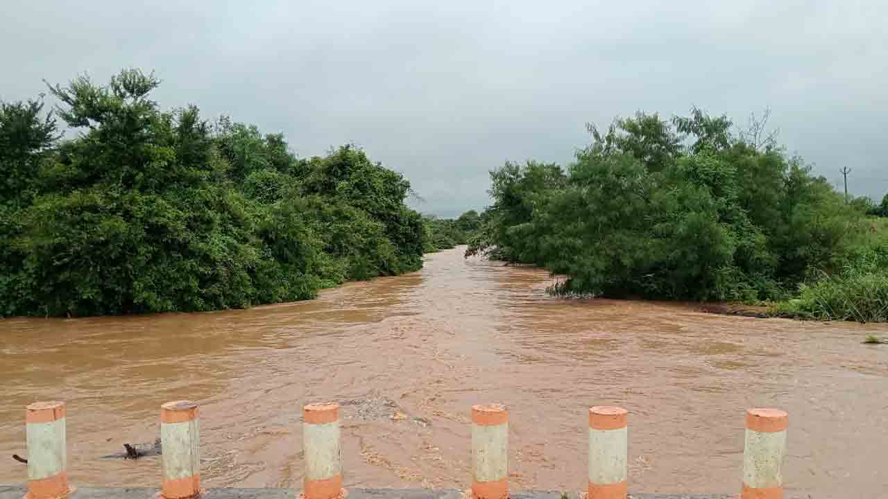 Heavy rain | వికారాబాద్‌ జిల్లాలో భారీ వర్షం.. నిలిచిన రాకపోకలు : వీడియో