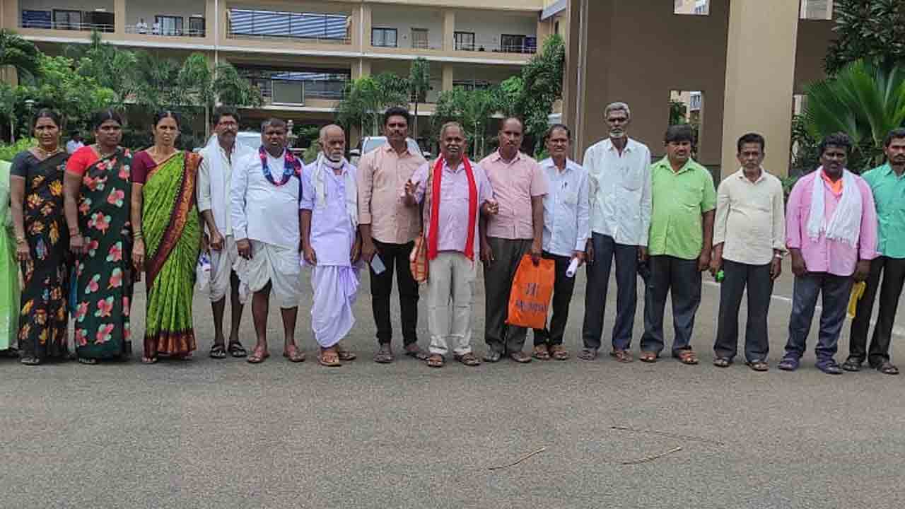 Scavengers | స్కావెంజర్లకు పెండింగ్‌ జీతాలు చెల్లించాలని కలెక్టరేట్‌ ఎదుట ధర్నా