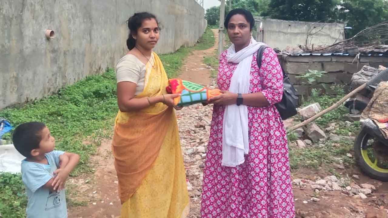 Katam Vijaya | యూట్యూబ్ నటి కాటం విజయ ఔదార్యం..వరద బాధితులకు దుప్పట్లు పంపిణీ