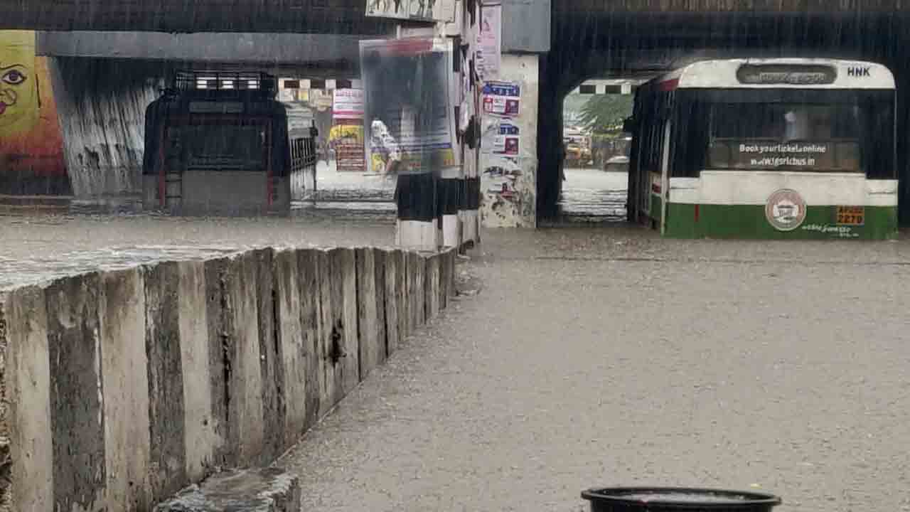 Warangal | వరంగల్లో కుండపోత వర్షం.. రైల్వే అండర్బ్రిడ్జి కింద చిక్కుకున్న ఆర్టీసీ బస్సులు