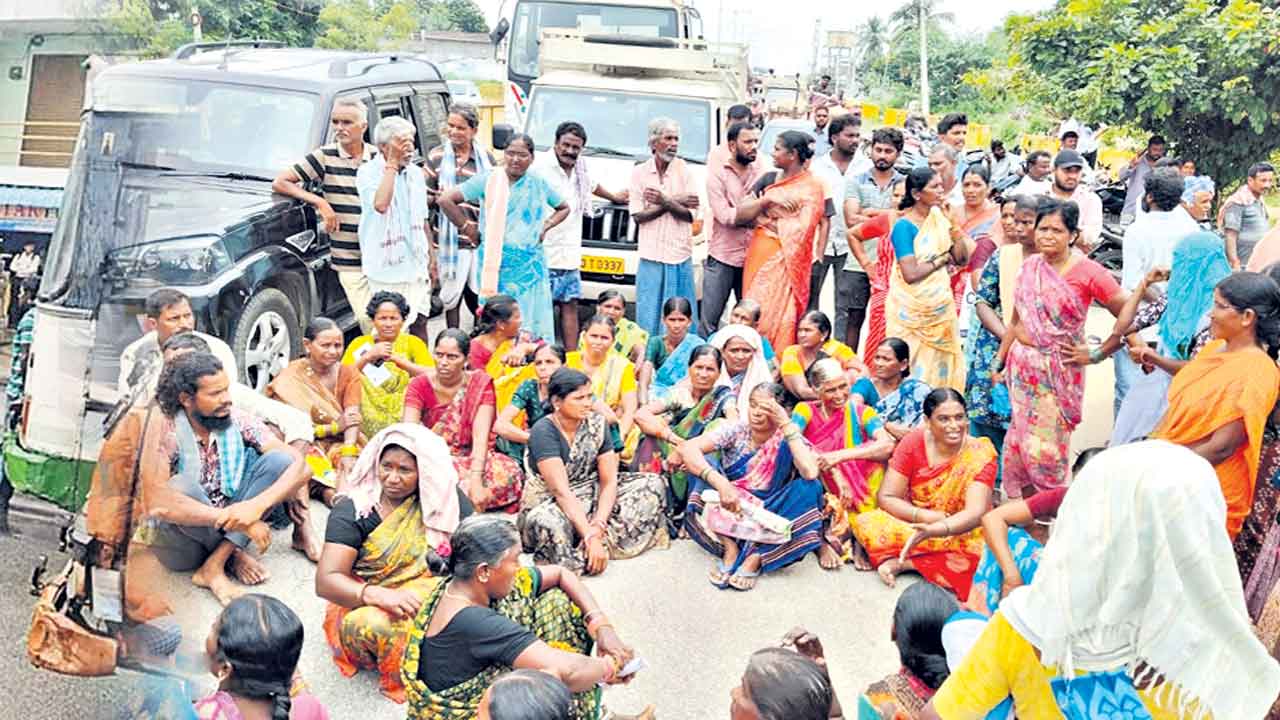 యూరియా ఇస్తారా.. ఇయ్యరా..!