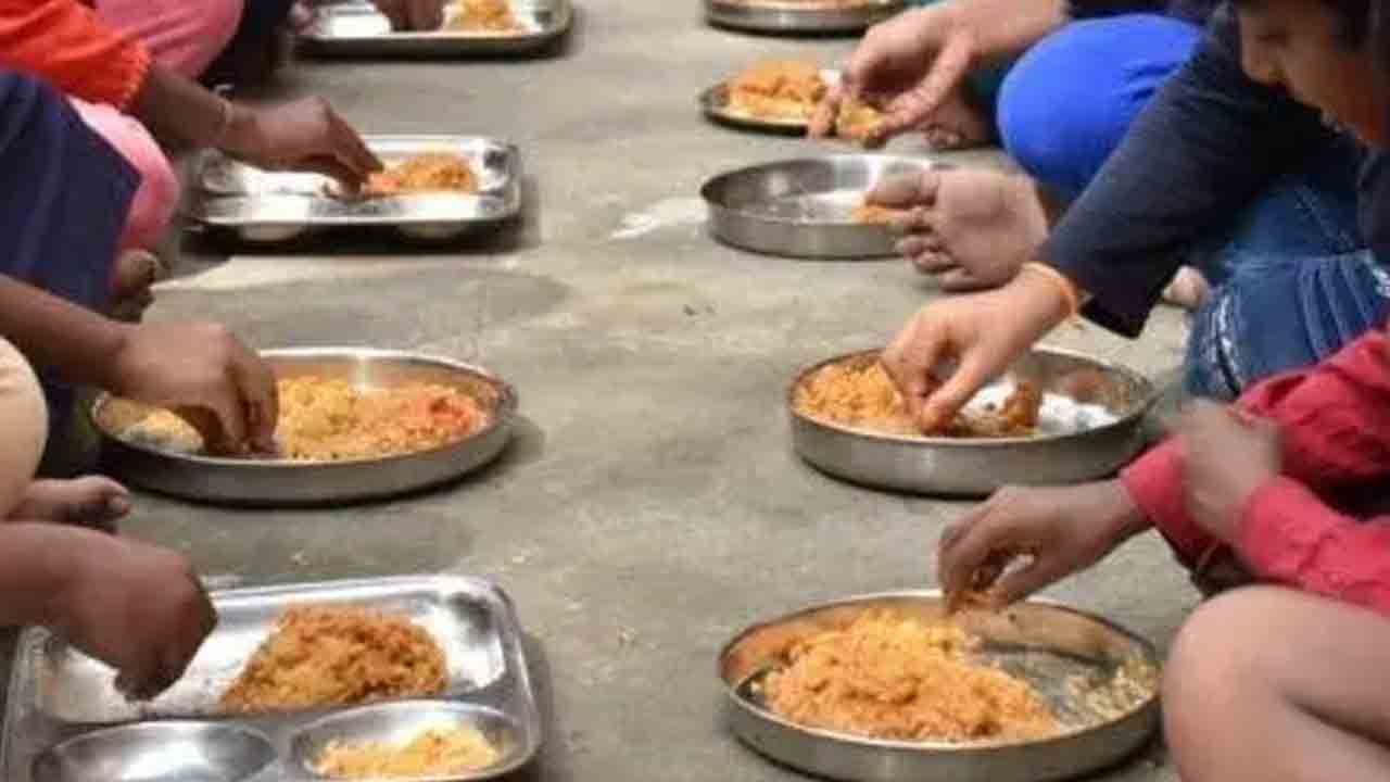 అల్పాహారంలో పురుగులు.. వీర్నపల్లి కస్తూర్బాలో కలకలం