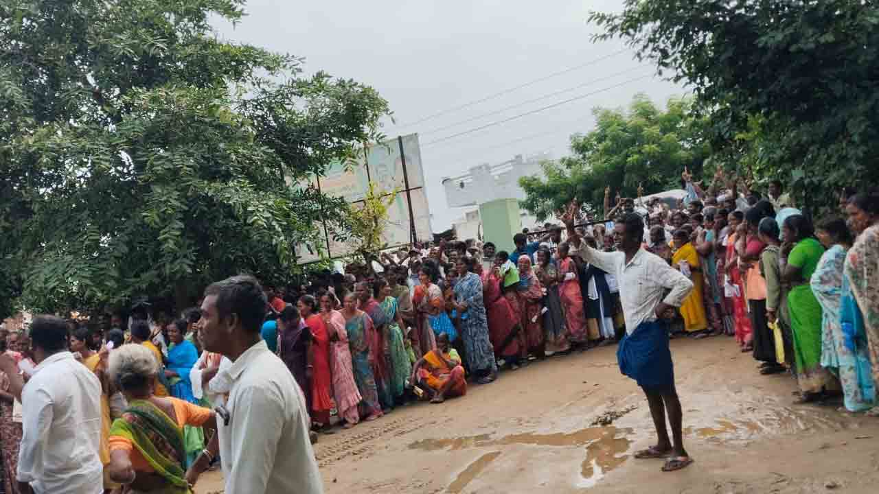 Urea | యూరియా కోసం రైతుల తిప్పలు.. క్యూలైన్‌లో చెప్పుల, చెట్ల కొమ్మలు, రాళ్లు, సద్ది మూటలు.. వీడియో