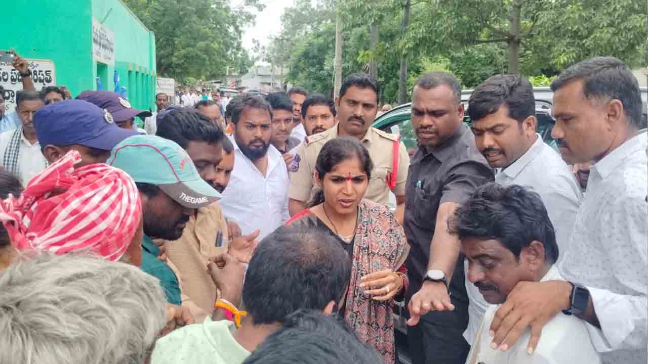 MLA Yashaswini Reddy | తొర్రూరులో ఎమ్మెల్యే యశస్విని రెడ్డి వాహనాన్ని అడ్డగించిన దివ్యాంగులు