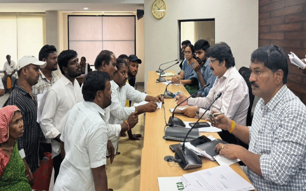 Bibinagar : కలెక్టర్‌ హనుమంతరావుకు కొండమడుగు గ్రామ‌స్తుల విన‌తి