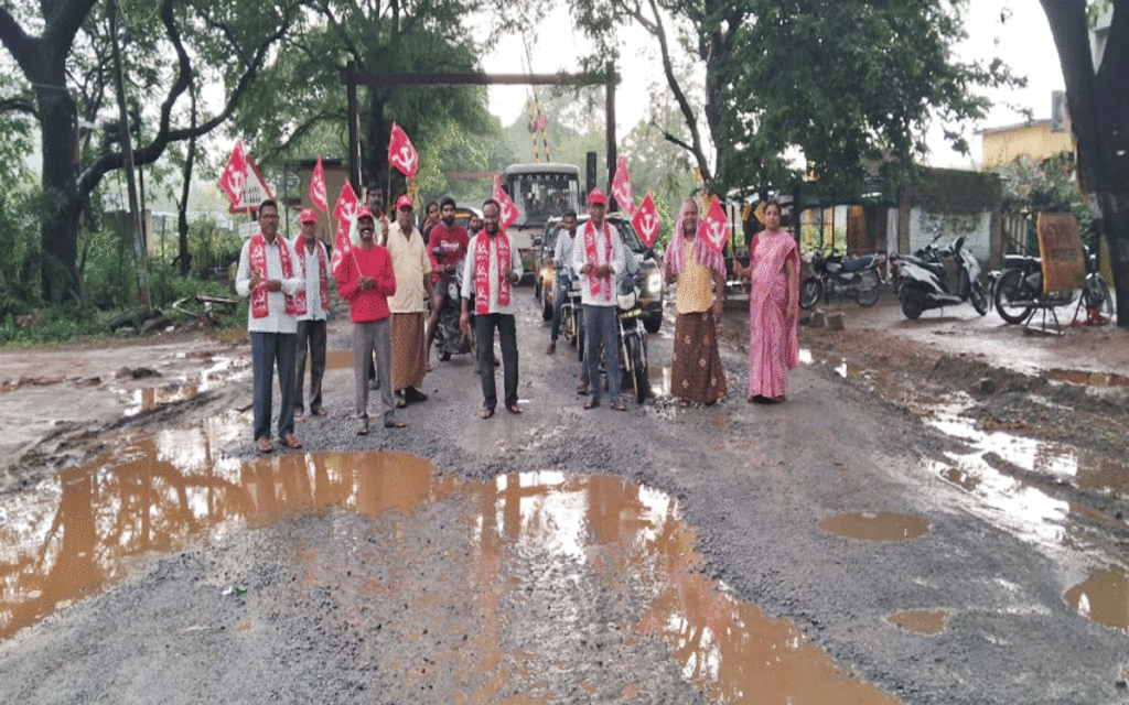 Karepally : ఇల్లెందు ప్రధాన రహదారి మరమ్మతులు చేయాలని సీపీఎం నిరసన