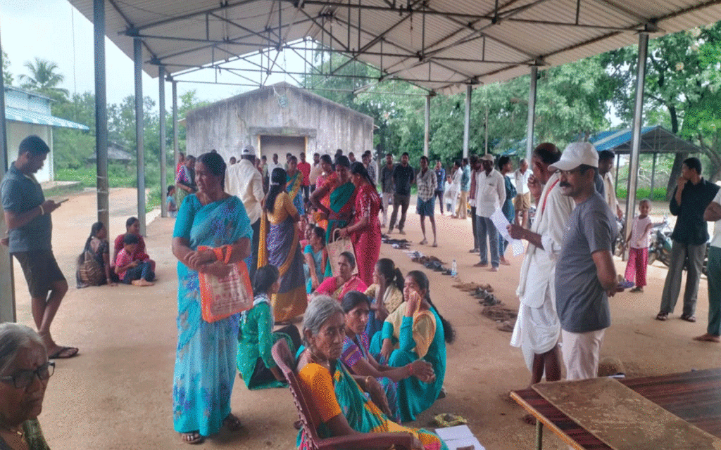 Yellandu : 'లక్షలు ఖర్చుపెట్టి పంట సాగు చేస్తే.. యూరియా లేక నష్టం వచ్చే పరిస్థితి'