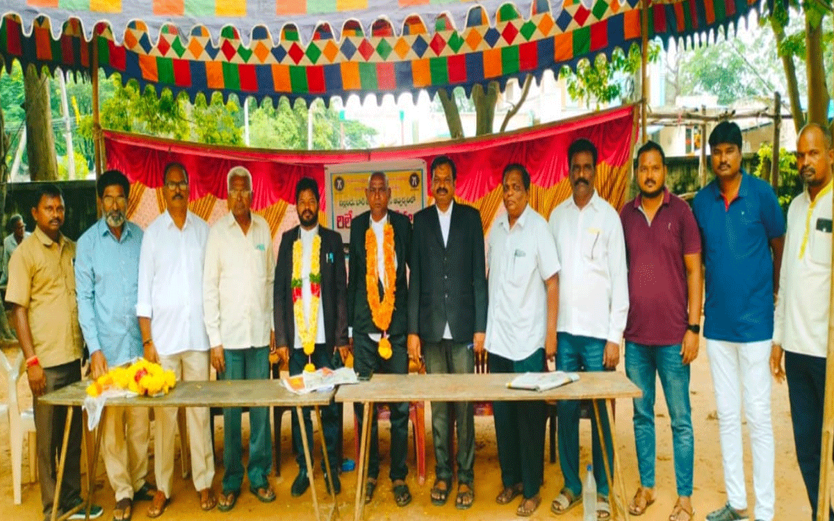 Yellandu : న్యాయవాద రక్షణ చట్టం అమ‌లు చేయాల‌ని రిలే నిరాహార దీక్ష