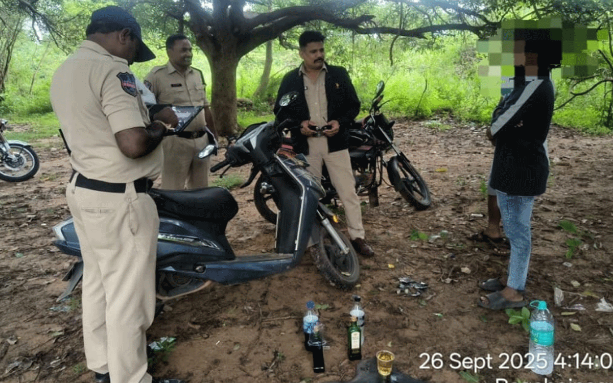 Yellandu : బహిరంగ ప్రదేశాల్లో మద్యం సేవిస్తే చర్యలు : సీఐ సురేష్