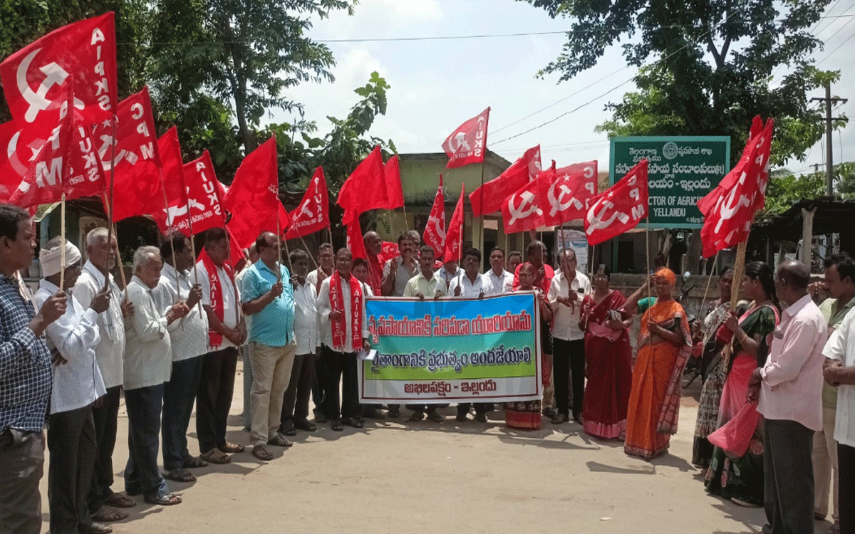 Yellandu : ఇల్లెందులో యూరియా కోసం అఖిలపక్ష నాయ‌కుల‌ ధర్నా