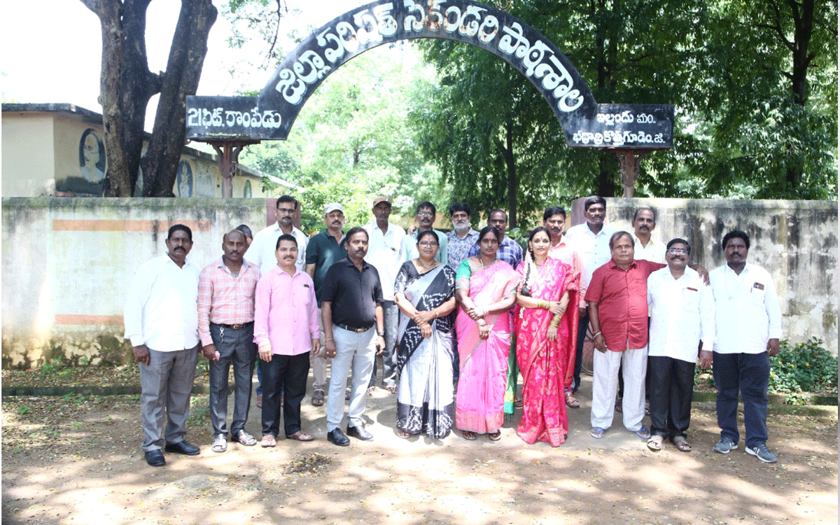 Yellandu : ఇల్లెందు 21 ఫిట్ జ‌డ్పీహెచ్ఎస్ విద్యార్థుల‌ అపూర్వ సమ్మేళనం