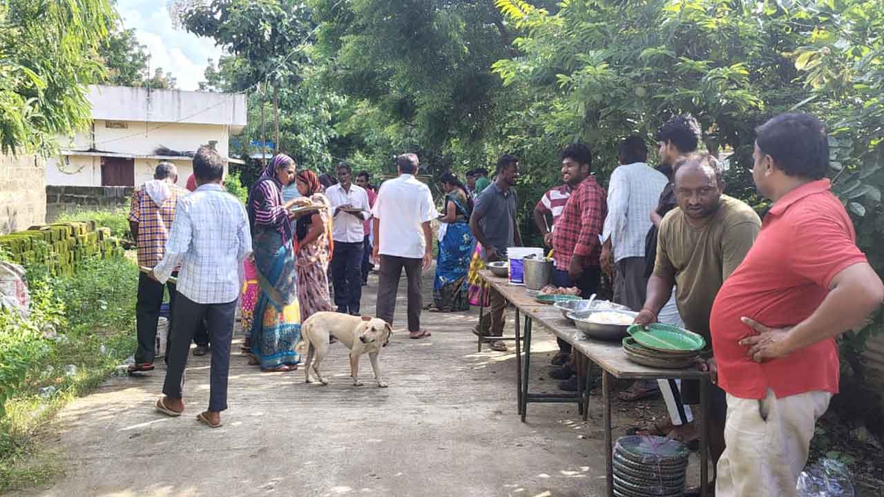 Karepalli | ఆదర్శంగా నిలుస్తున్న కారేపల్లి క్రాస్ రోడ్ యువత.. ఆపద సమయంలో అండగా నిలుస్తున్న యువకులు