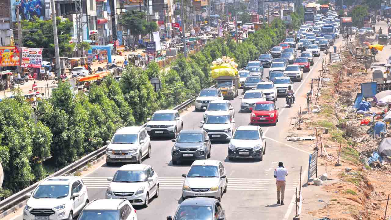 పట్నం బాట పట్టిన పల్లె!