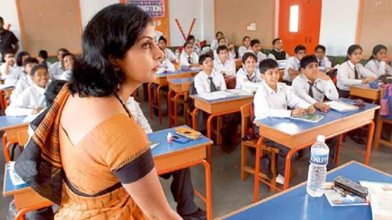 పార్ట్‌టైం, ఔట్‌సోర్సింగ్‌ టీచర్ల జీతాలు ఇవ్వాలి : ఎస్‌ఎఫ్‌ఐ