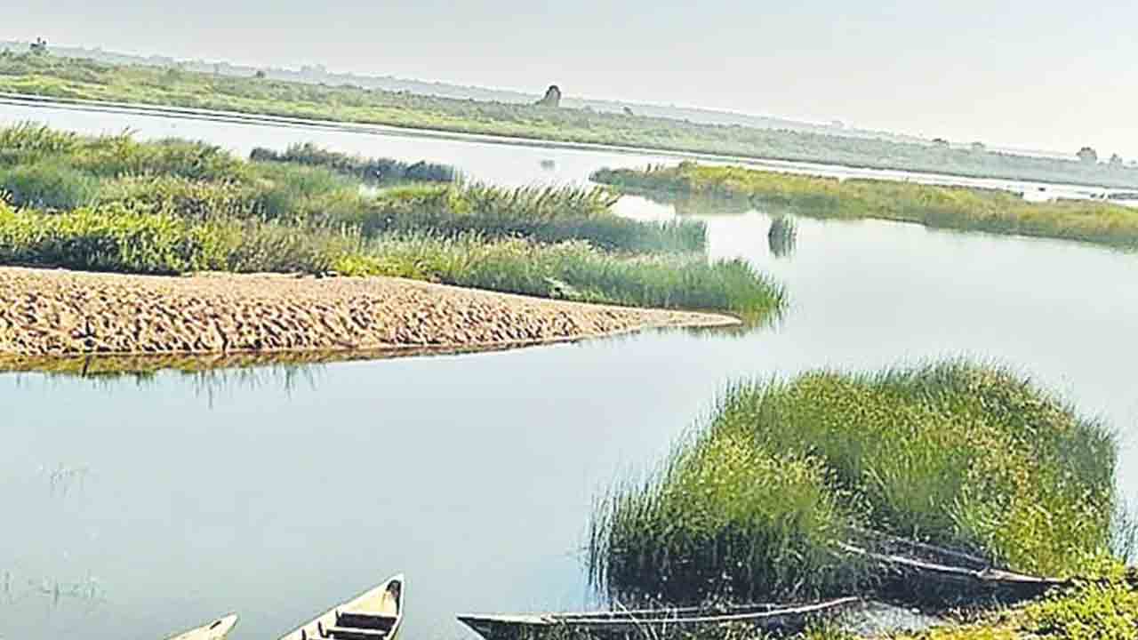 ప్రాణహిత ప్రాజెక్టు నిర్మాణ స్థలం పరిశీలన