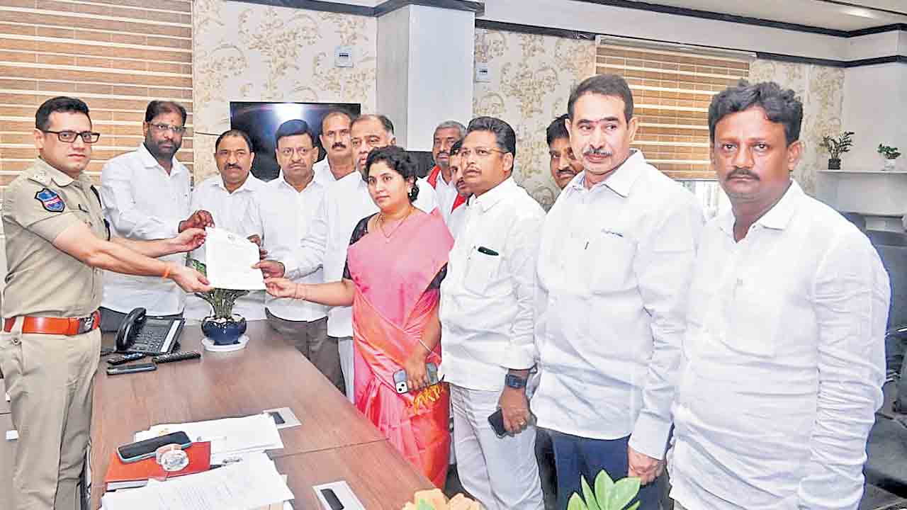 హామీలను ప్రశ్నిస్తే తప్పుడు కేసులా?
