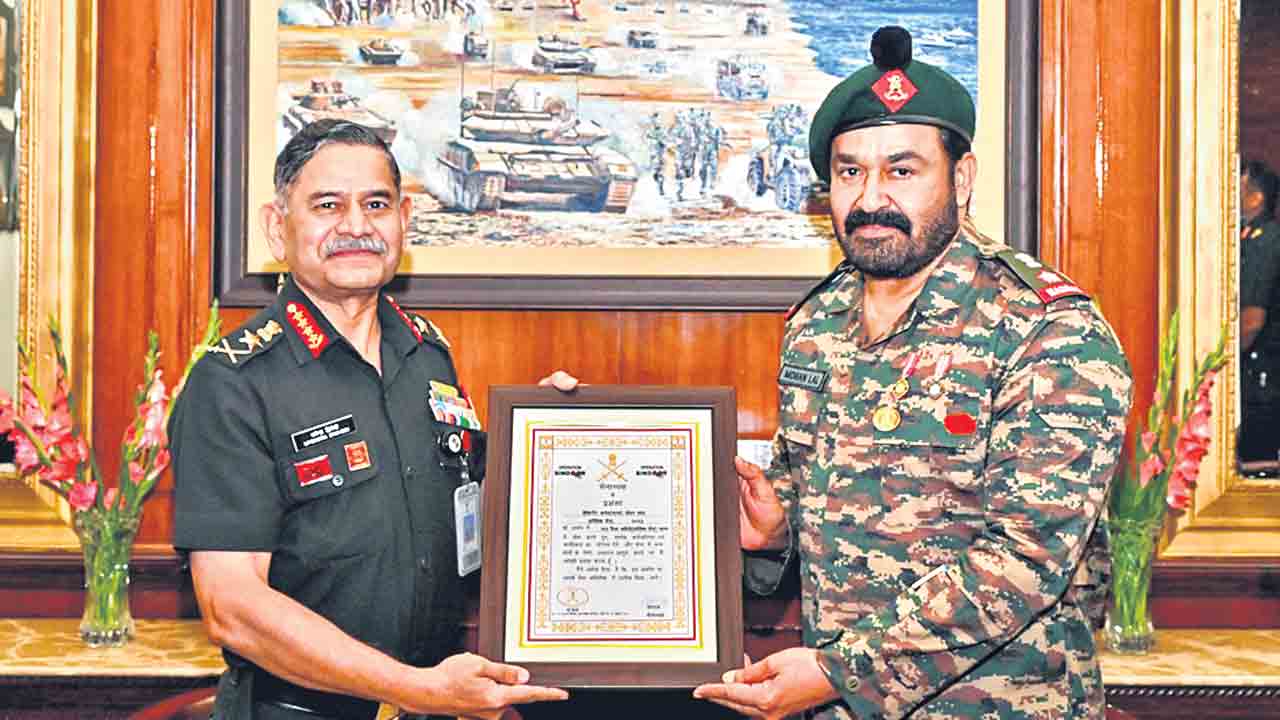 మోహన్‌లాల్‌ను సత్కరించిన సైన్యాధిపతి