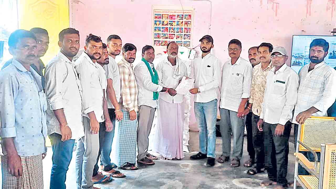 పత్తి రైతుకు యాప్‌ గండం.. అందులో స్లాట్‌ బుక్‌ చేసుకొంటేనే కొనుగోళ్లు