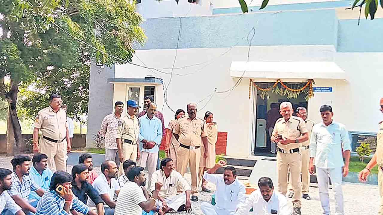 సీఐ తీరును నిరసిస్తూ యువకుల ధర్నా