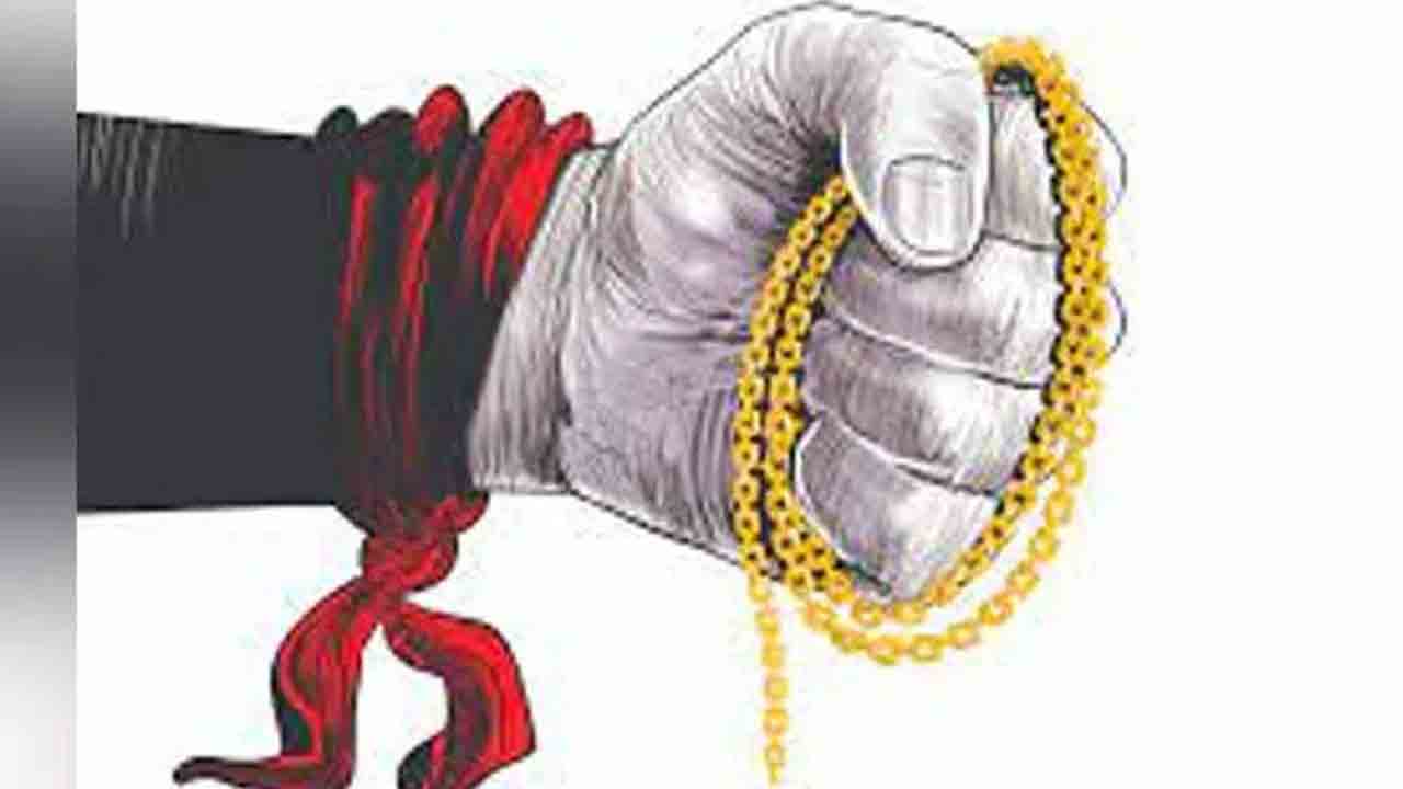 మత్తుమందు చల్లి చైన్‌ స్నాచింగ్‌.. చికిత్స పొందుతూ వృద్ధుడి మృతి