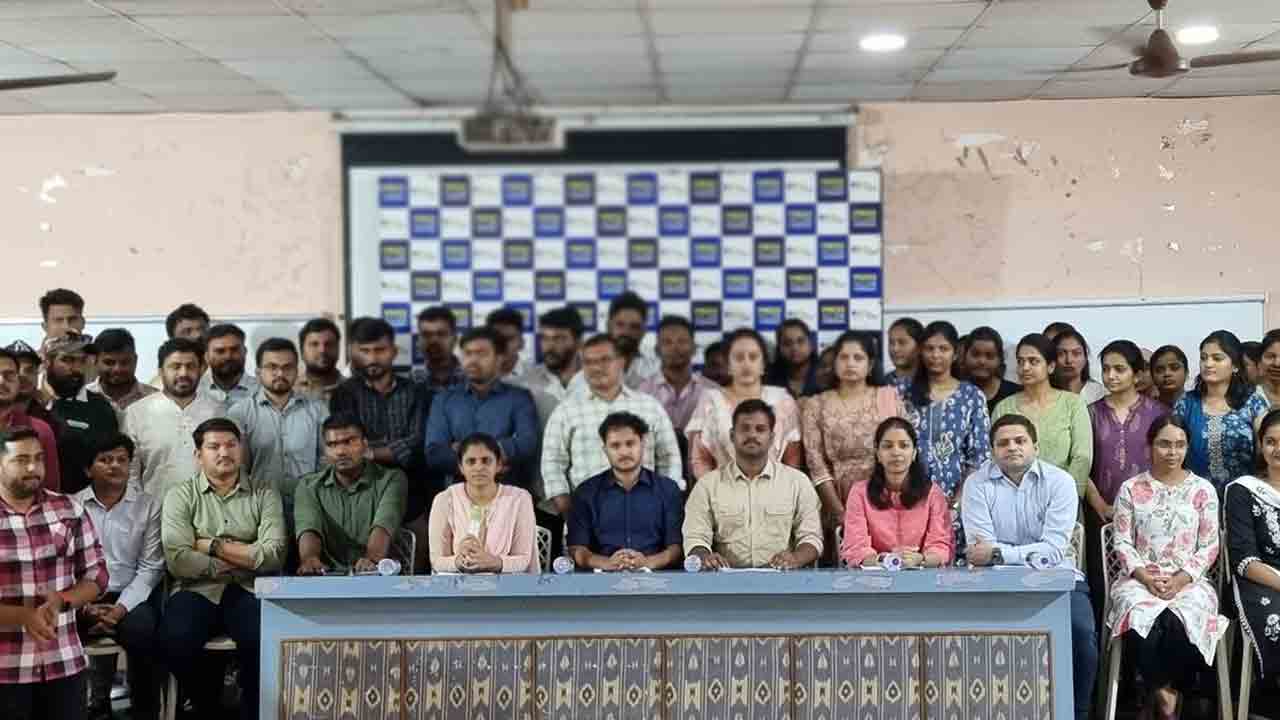 గ్రూప్-1 అధికారులకు దవాఖానలు అప్పగించొద్దు