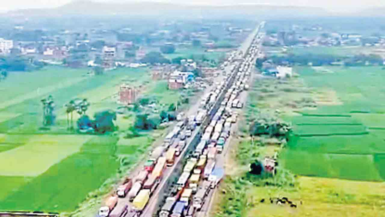 నాలుగు రోజులుగా ట్రాఫిక్‌ జామ్‌.. 65 కి.మీ. మేర నిలిచిన వాహనాలు