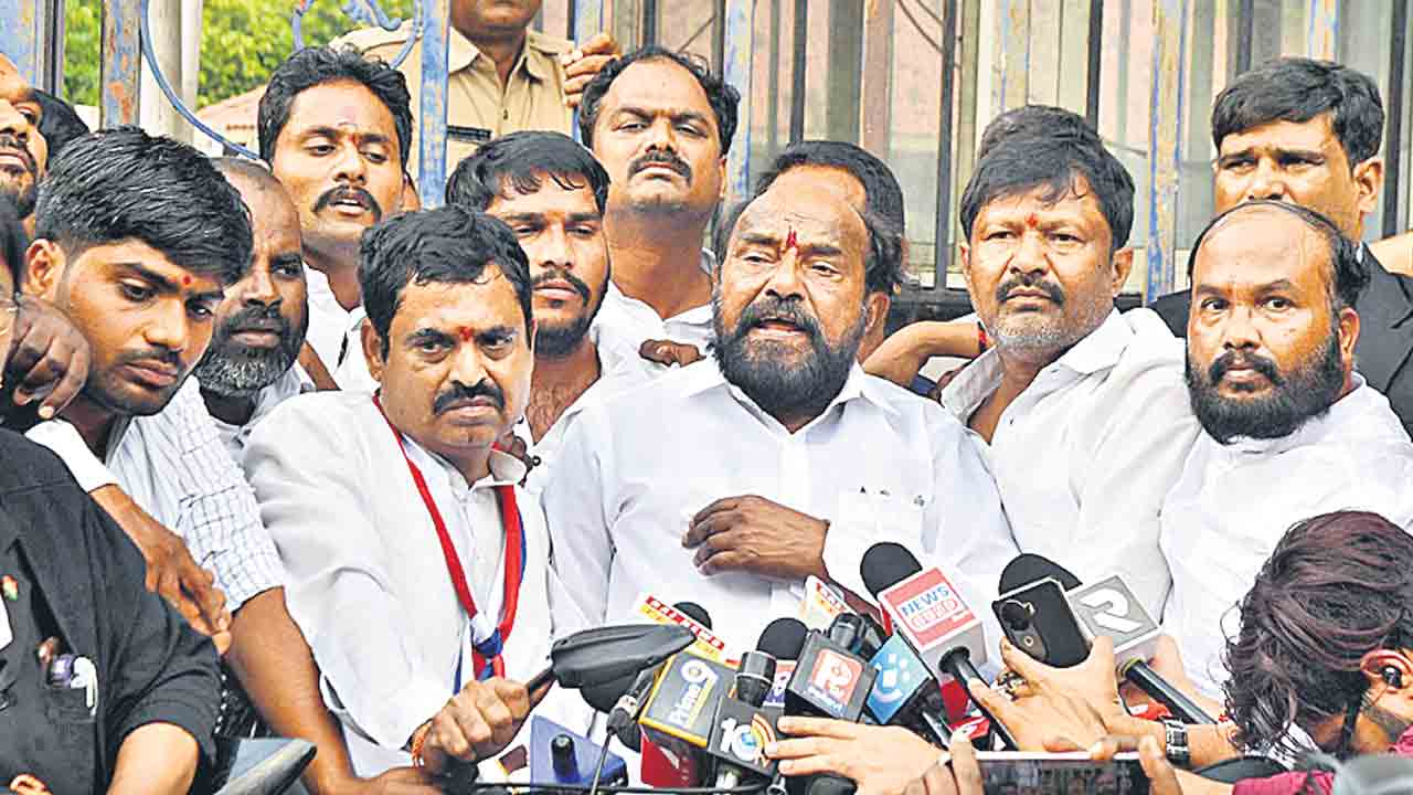 సీఎం రేవంత్‌రెడ్డి డౌన్‌ డౌన్‌.. హైకోర్టు వద్ద బీసీ సంఘాల నాయకుల ఆందోళన