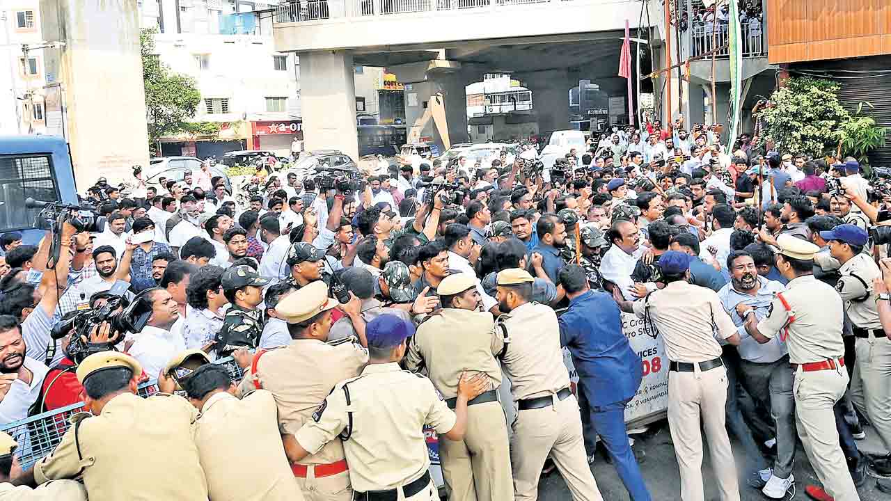 నిరసనపై నిర్బంధకాండ.. బీఆర్‌ఎస్‌ శాంతియుత ఆందోళనపై సర్కారు ఉక్కుపాదం