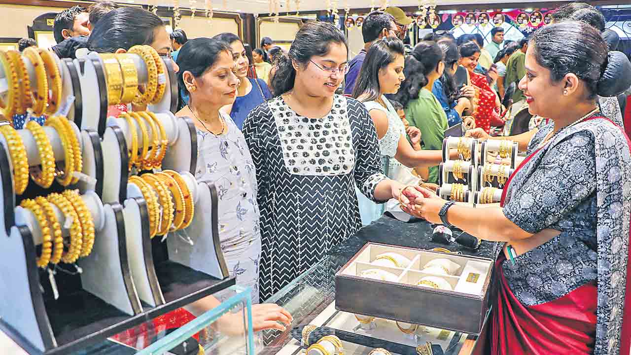 ధంతేరాస్‌కు ధగధగలే.. రూ.1.30 లక్షల దిశగా తులం బంగారం ధర
