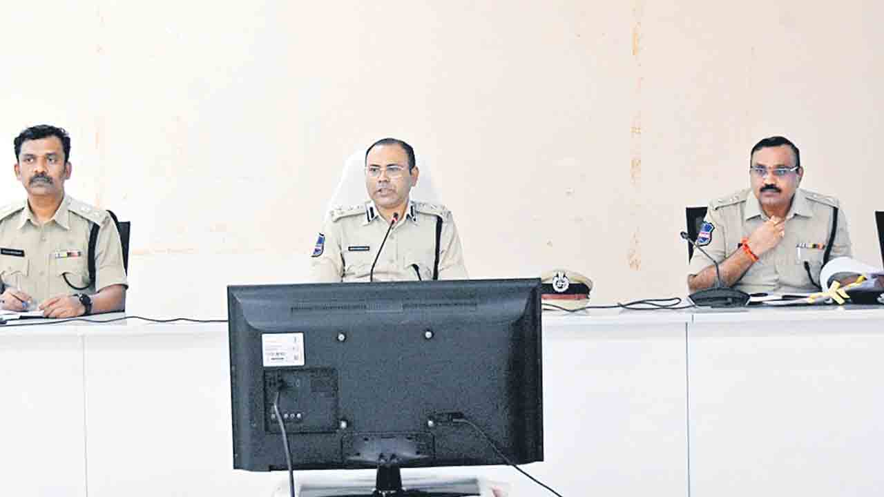 సమన్వయంతో పనిచేయాలి