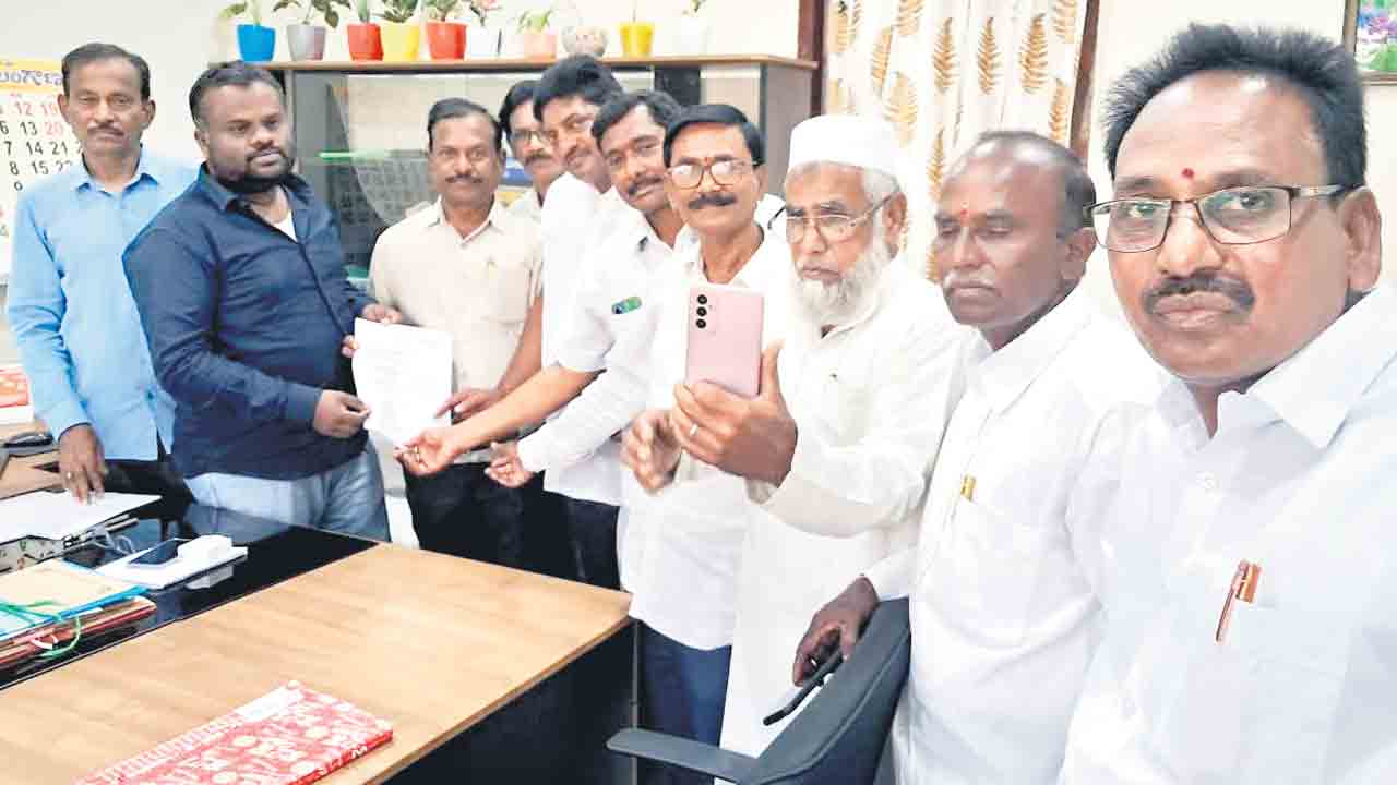 బకాయిలు వచ్చే వరకూ ఉద్యమం