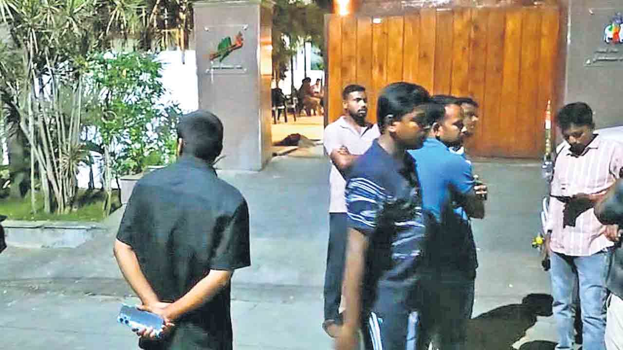 కాంగ్రెస్‌లో రచ్చ రచ్చ.. మంత్రి సురేఖ ఇంటి మీదికి పోలీసులు.. అర్ధరాత్రి హైడ్రామా